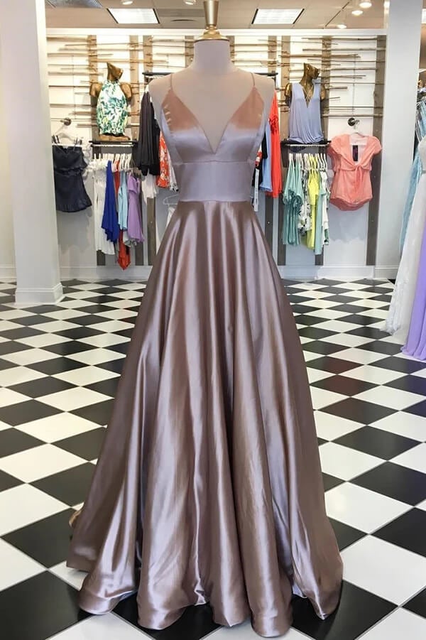 Hermosos vestidos de fiesta y de noche en azul real con tirantes finos y corte en A.