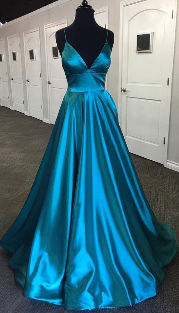 Hermosos vestidos de fiesta y de noche en azul real con tirantes finos y corte en A.