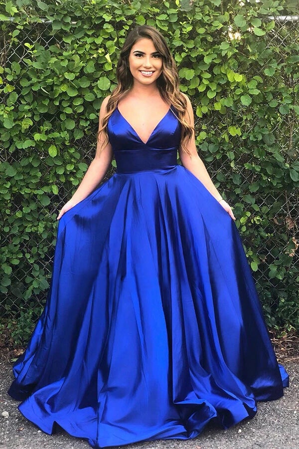 Hermosos vestidos de fiesta y de noche en azul real con tirantes finos y corte en A.