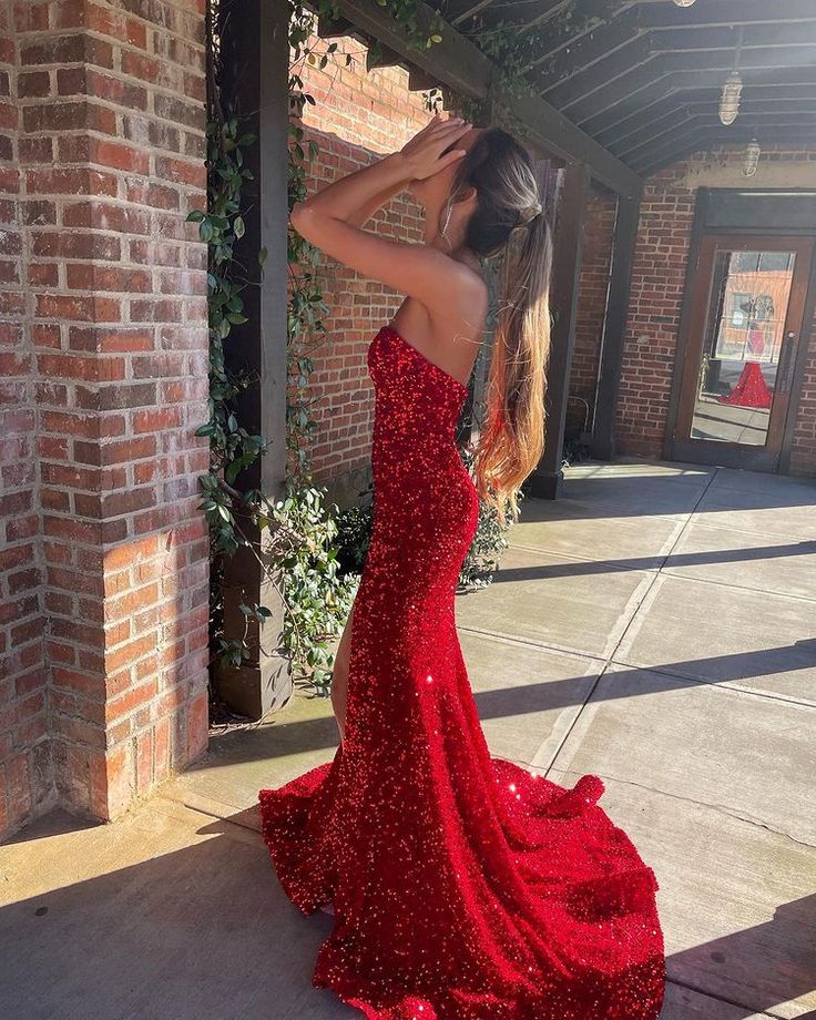 Vestido de noche sirena sin tirantes con lentejuelas rojas brillantes