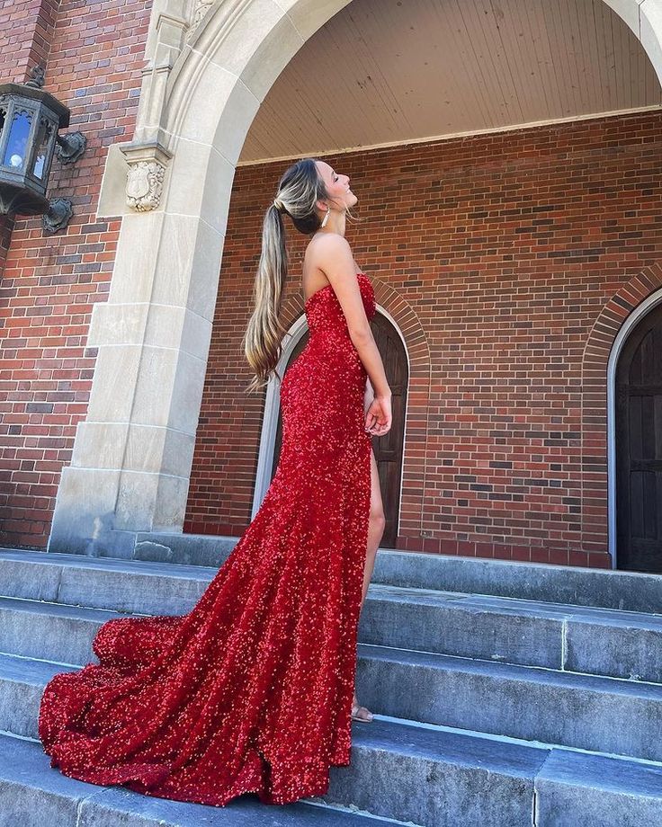 Vestido de noche sirena sin tirantes con lentejuelas rojas brillantes