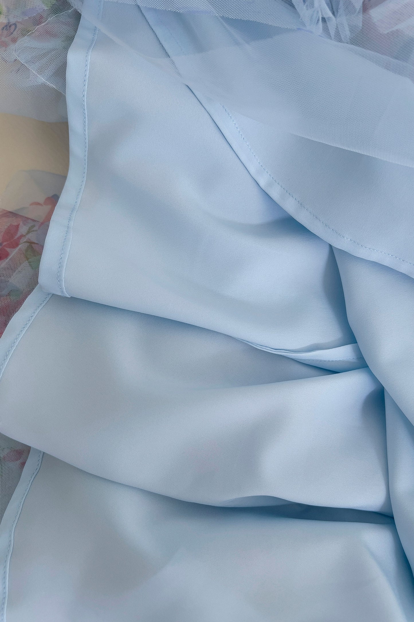 Hermosos vestidos de noche formales largos con frunces y estampado floral azul con tirantes