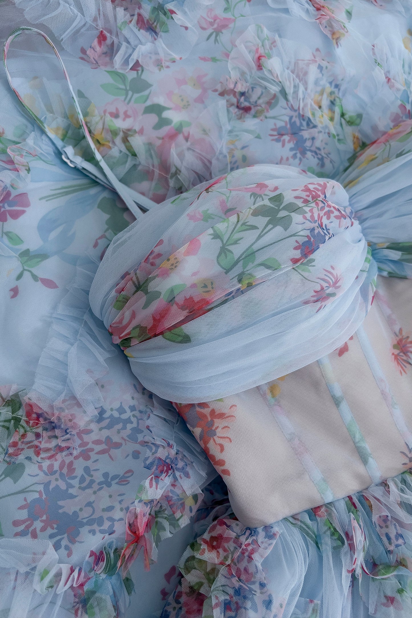 Hermosos vestidos de noche formales largos con frunces y estampado floral azul con tirantes