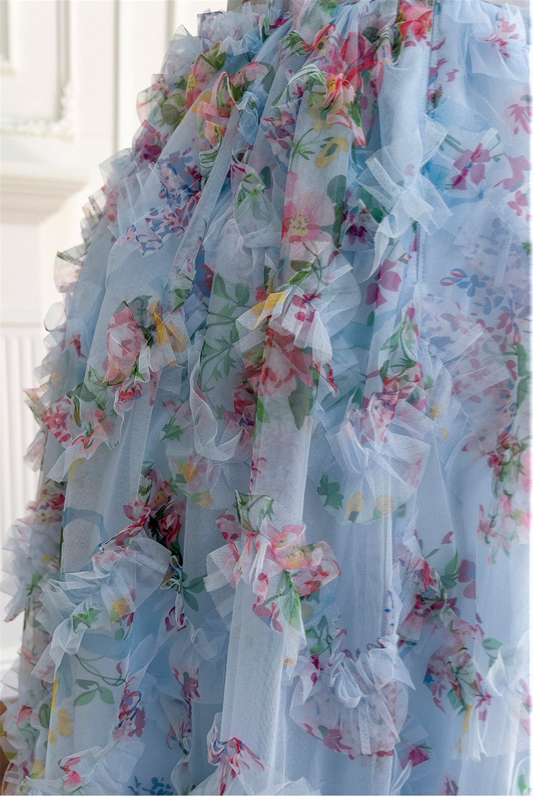 Hermosos vestidos de noche formales largos con frunces y estampado floral azul con tirantes