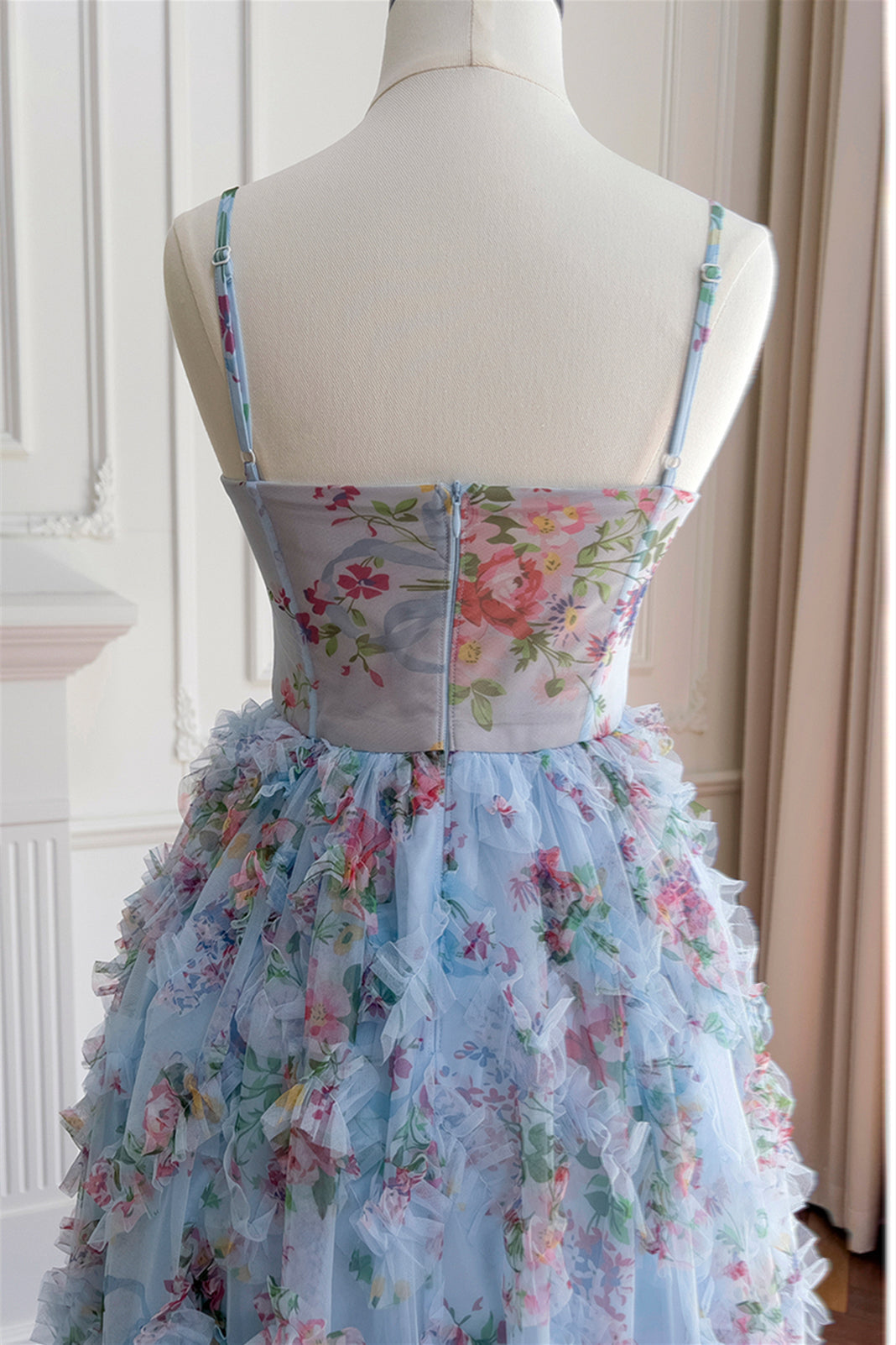 Hermosos vestidos de noche formales largos con frunces y estampado floral azul con tirantes