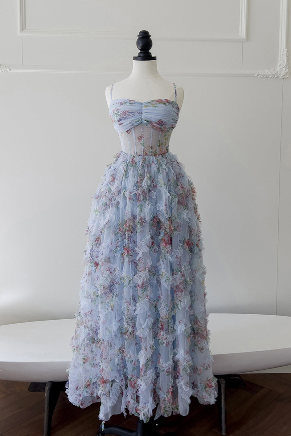 Hermosos vestidos de noche formales largos con frunces y estampado floral azul con tirantes