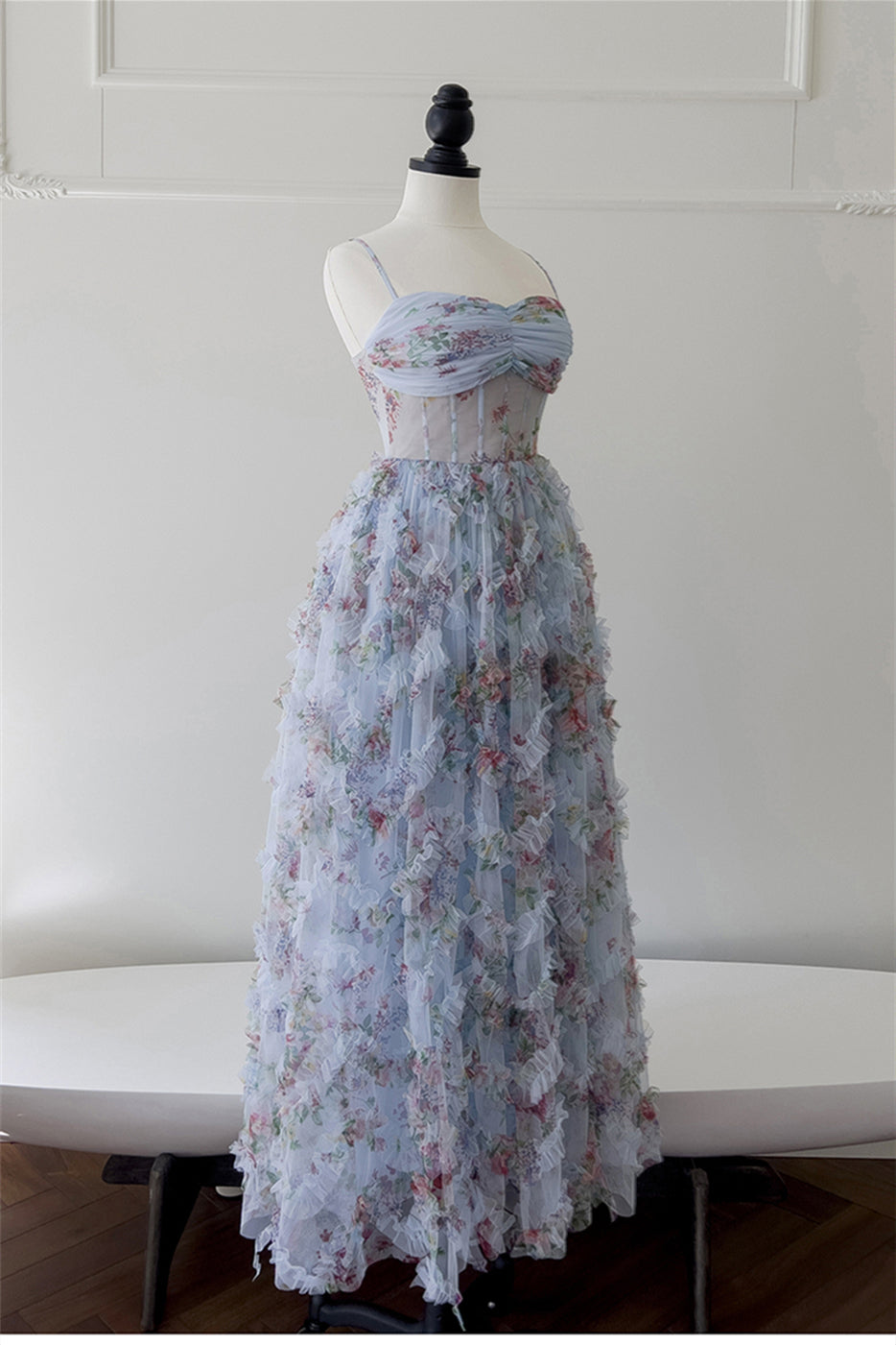 Hermosos vestidos de noche formales largos con frunces y estampado floral azul con tirantes