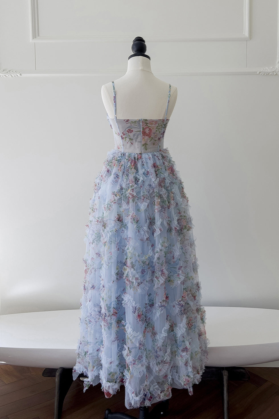 Hermosos vestidos de noche formales largos con frunces y estampado floral azul con tirantes