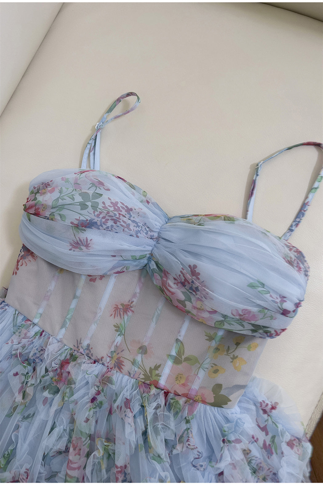Hermosos vestidos de noche formales largos con frunces y estampado floral azul con tirantes