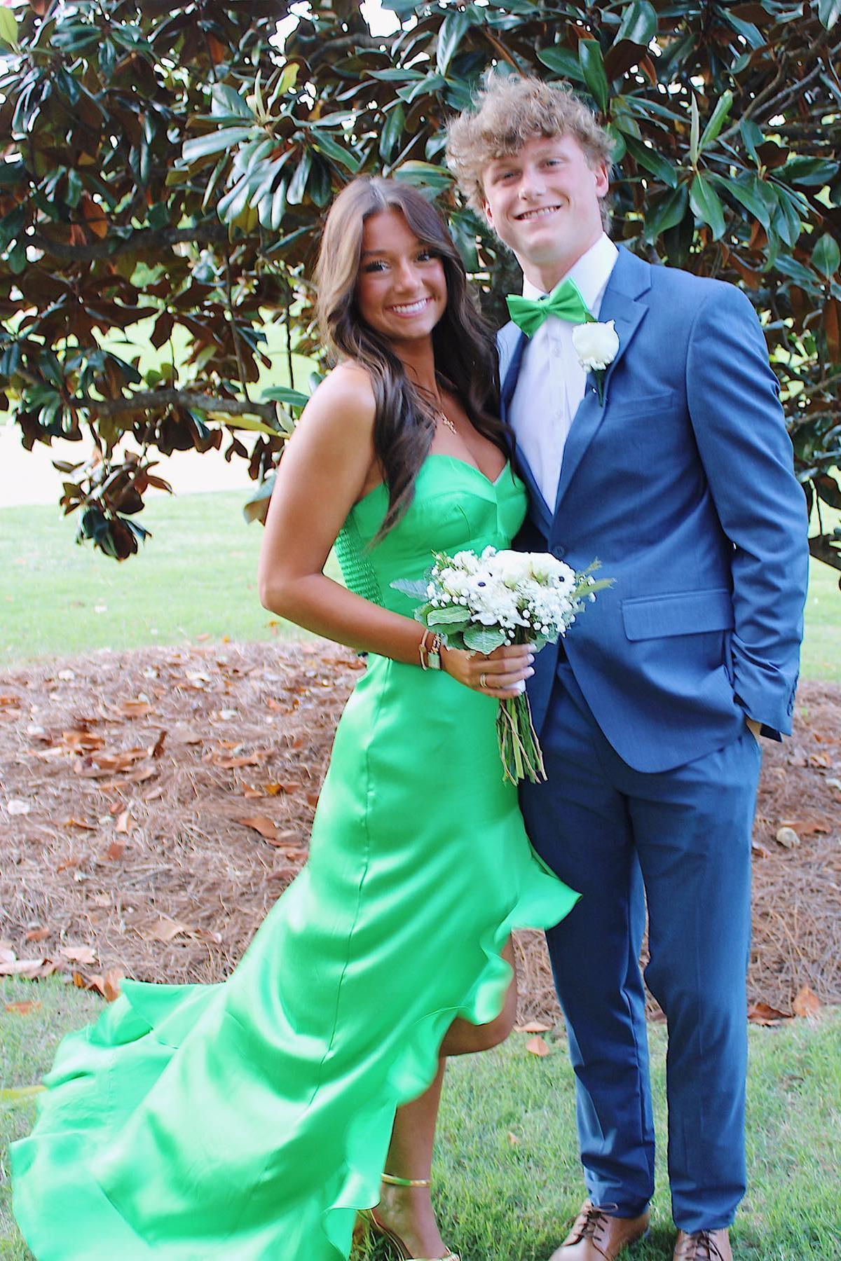 Vestido largo de fiesta verde esmeralda con escote corazón y dobladillo irregular