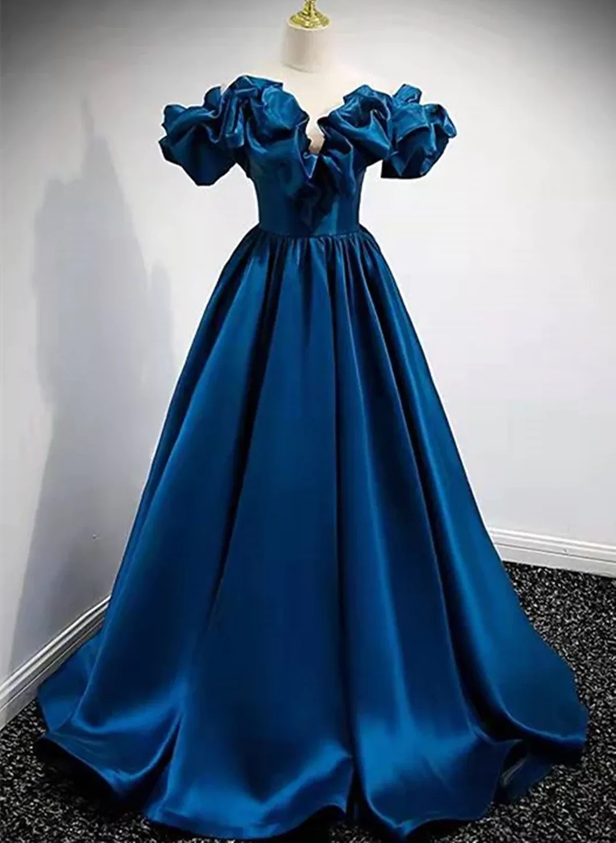 Vestido de fiesta azul de satén largo con hombros descubiertos y corte A, vestido de noche azul con escote corazón TP1163