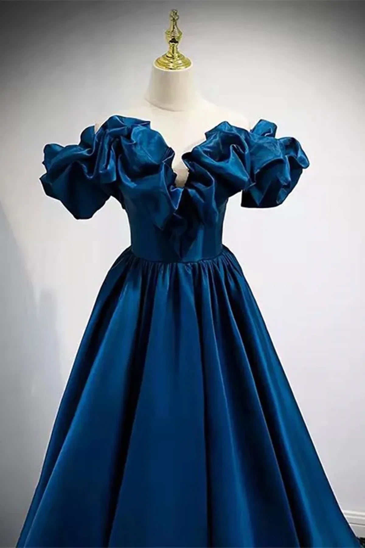 Vestido de fiesta azul de satén largo con hombros descubiertos y corte A, vestido de noche azul con escote corazón TP1163
