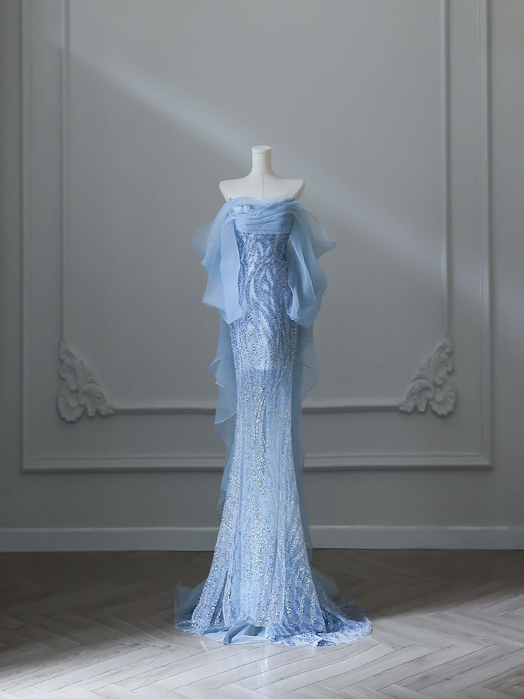 Elegante vestido de noche largo de tul con cuentas y corte en A en azul, sin tirantes, TP1447