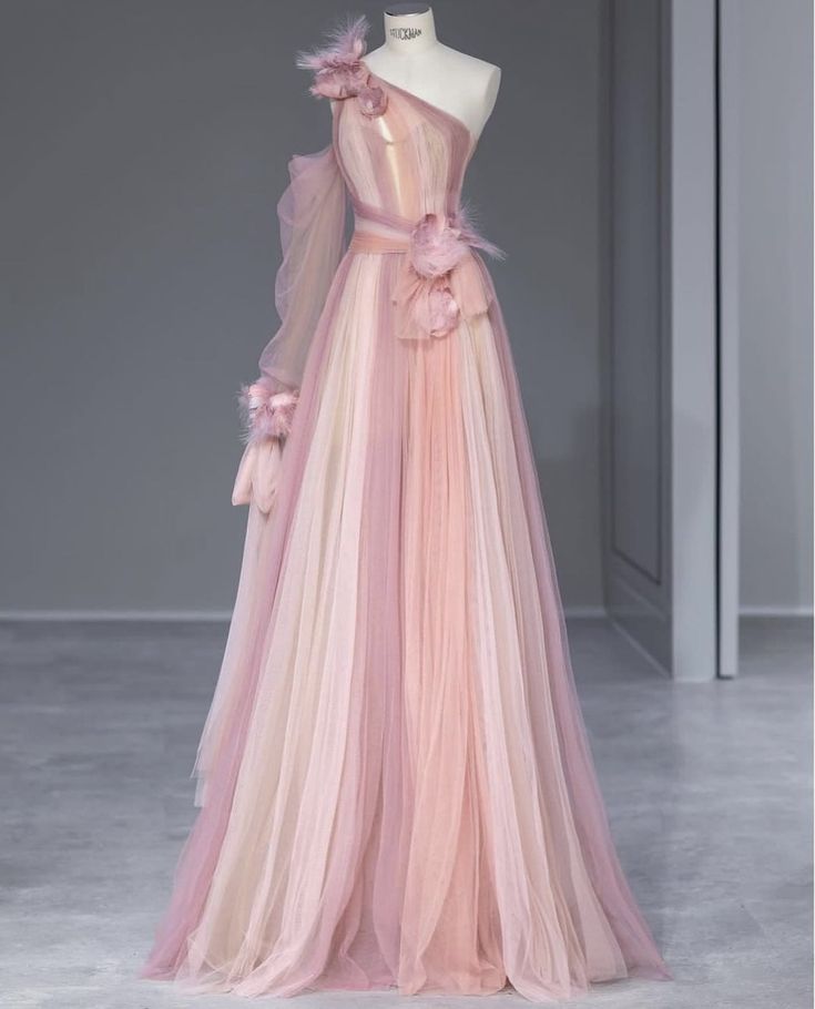 Vestido de noche largo de tul con un solo hombro en color rosa degradado TP1495