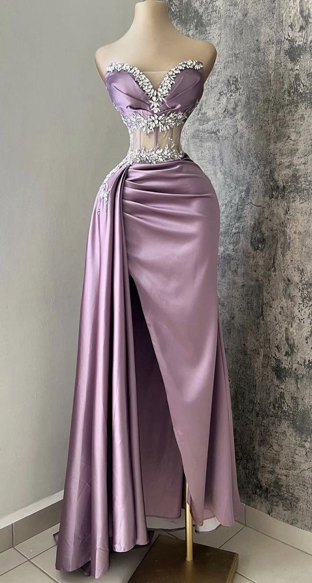 Vestido de fiesta largo de satén con escote en forma de corazón, corte sirena, morado, sin tirantes, con cuentas y abertura alta TP1642