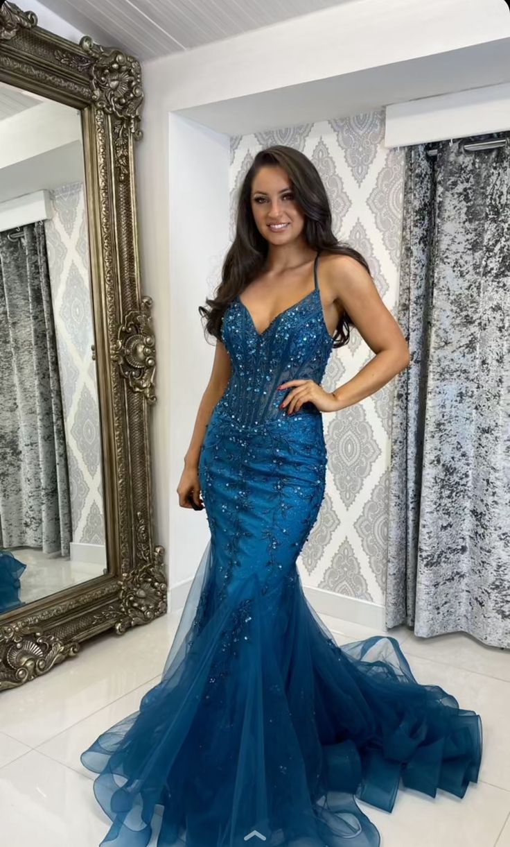 Vestido de fiesta largo de tul con tirantes finos y lentejuelas azules estilo sirena TP1709