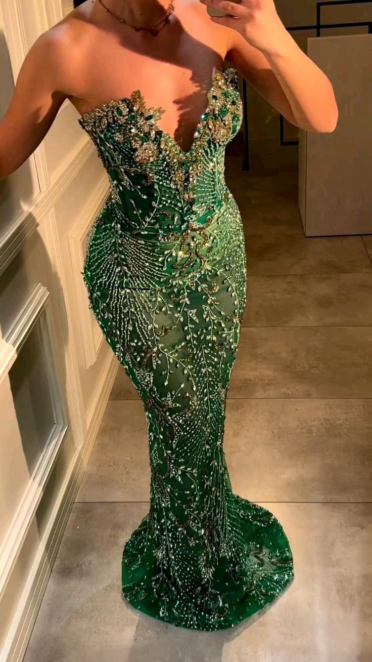 Vestido de fiesta largo de sirena verde, sin tirantes, con escote corazón, cuentas y purpurina TP1757