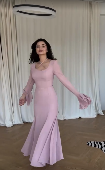 Vestido maxi de sirena rosa con mangas largas y volantes TP1799