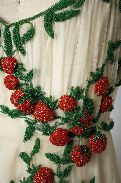 Vestido de fiesta de tul con tirantes finos, corte en A, color champán, con diseño de fresas en 3D TP1837
