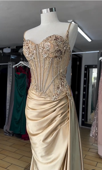 Elegante vestido de noche formal de satén con escote sirena dorado, tirantes finos, cuentas brillantes y abertura alta, TP1943