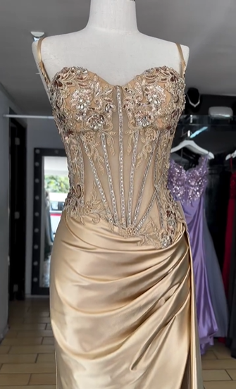 Elegante vestido de noche formal de satén con escote sirena dorado, tirantes finos, cuentas brillantes y abertura alta, TP1943