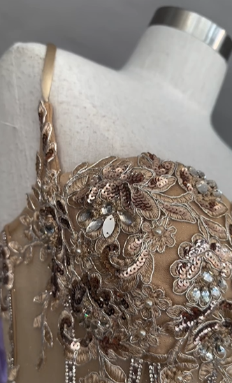 Elegante vestido de noche formal de satén con escote sirena dorado, tirantes finos, cuentas brillantes y abertura alta, TP1943