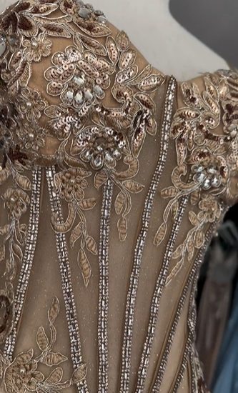 Elegante vestido de noche formal de satén con escote sirena dorado, tirantes finos, cuentas brillantes y abertura alta, TP1943