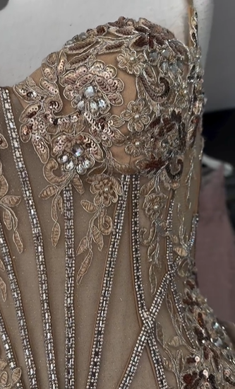 Elegante vestido de noche formal de satén con escote sirena dorado, tirantes finos, cuentas brillantes y abertura alta, TP1943