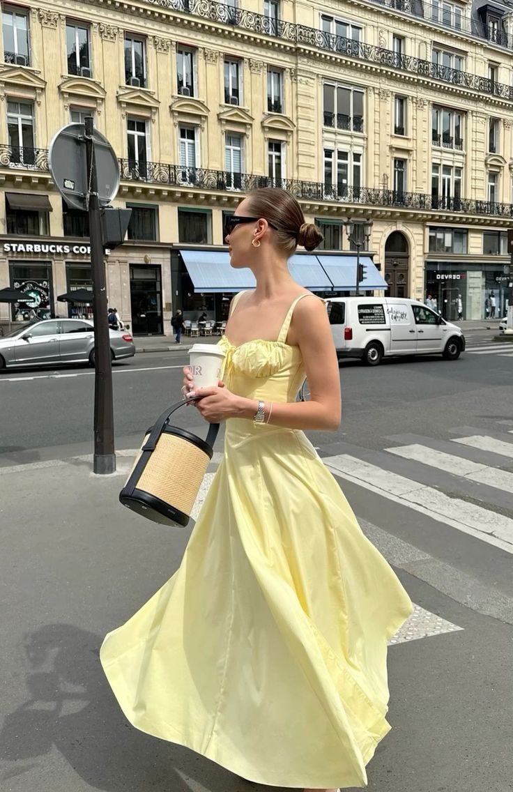 Elegante vestido de fiesta amarillo con corte en A, tirantes y abertura hasta los tobillos TP1987