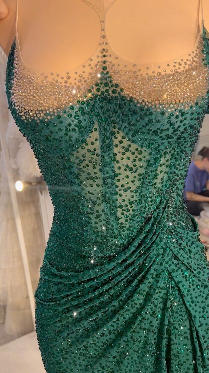 Vestido de noche elegante de corte sirena, verde, con hombros descubiertos y cuentas, largo hasta la rodilla, TP2004