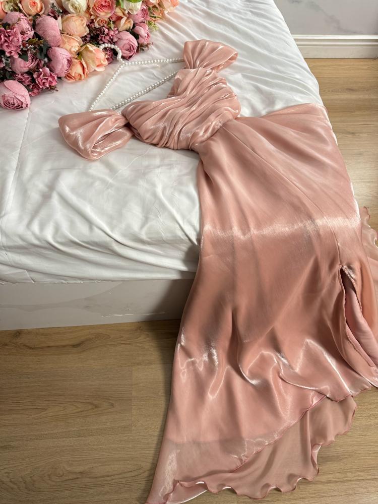 Elegante vestido de noche rosa de corte A, sin tirantes, con abertura frontal y largo hasta el suelo TP2024