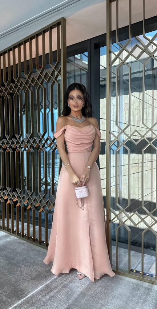 Elegante vestido de noche rosa de corte A, sin tirantes, con abertura frontal y largo hasta el suelo TP2024