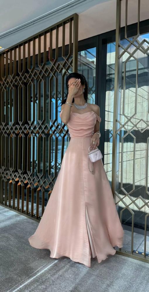 Elegante vestido de noche rosa de corte A, sin tirantes, con abertura frontal y largo hasta el suelo TP2024