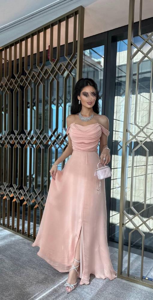 Elegante vestido de noche rosa de corte A, sin tirantes, con abertura frontal y largo hasta el suelo TP2024