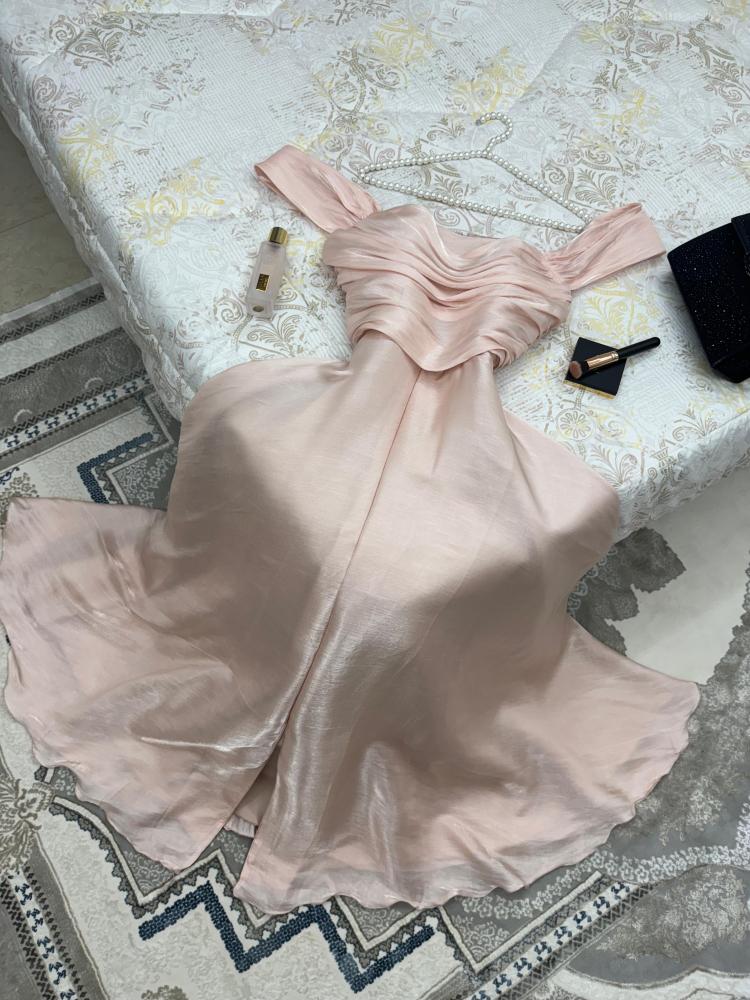 Elegante vestido de noche rosa de corte A, sin tirantes, con abertura frontal y largo hasta el suelo TP2024
