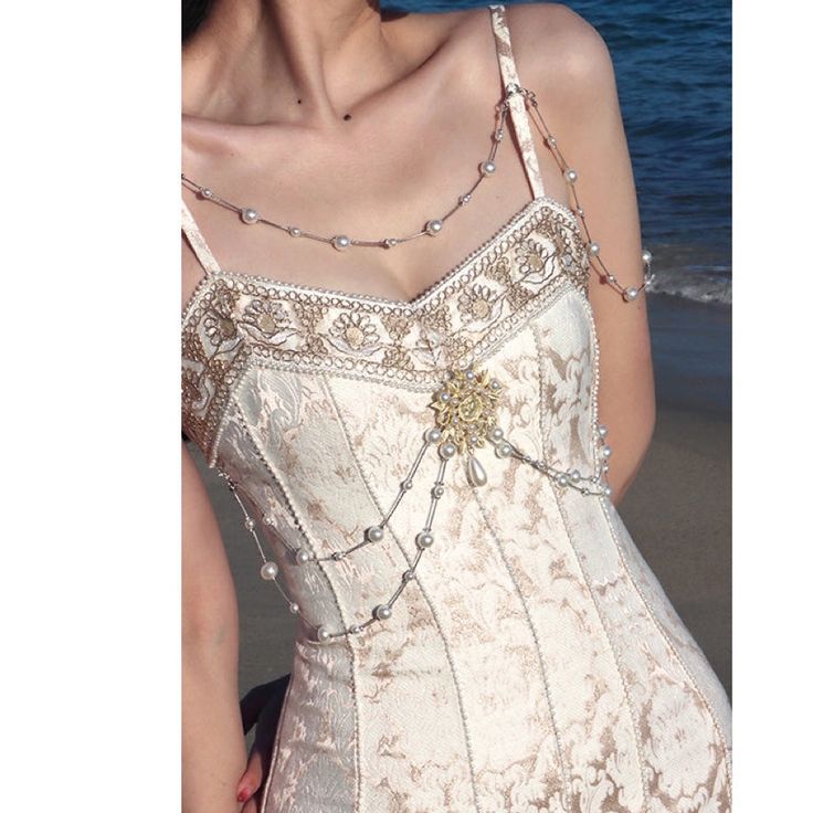 Vestido de noche vintage color marfil con escote sirena, tirantes finos, encaje perlado y largo hasta los tobillos TP2039