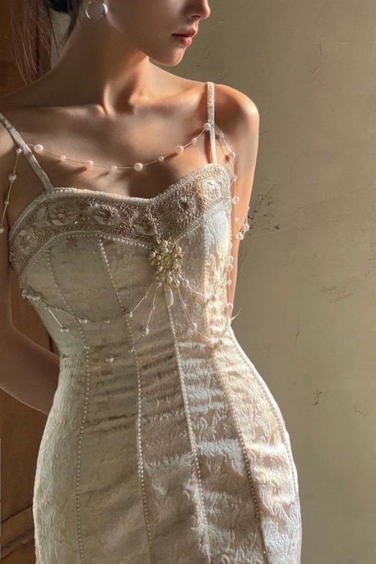 Vestido de noche vintage color marfil con escote sirena, tirantes finos, encaje perlado y largo hasta los tobillos TP2039