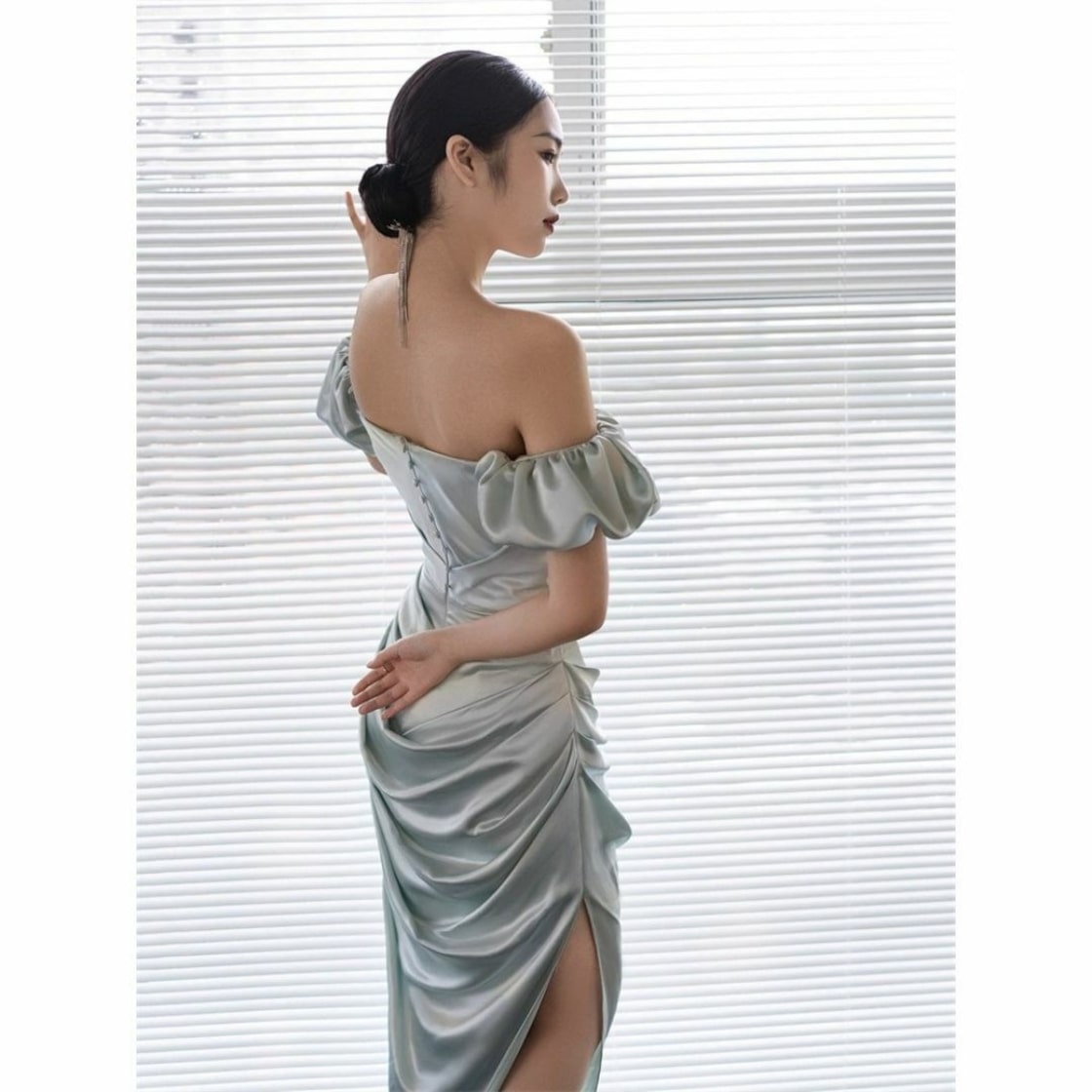 Elegante vestido de dama de honor azul con escote sirena y abertura en los hombros TP2094
