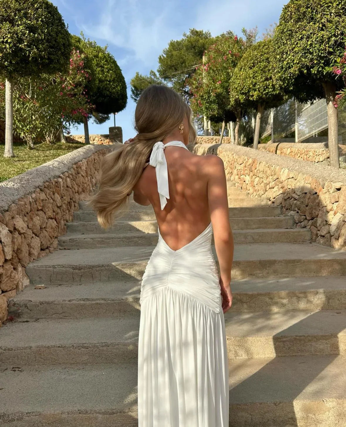 Elegante vestido de noche blanco de gasa con escote en V profundo, corte en A, cintura plisada y abertura larga TP2139