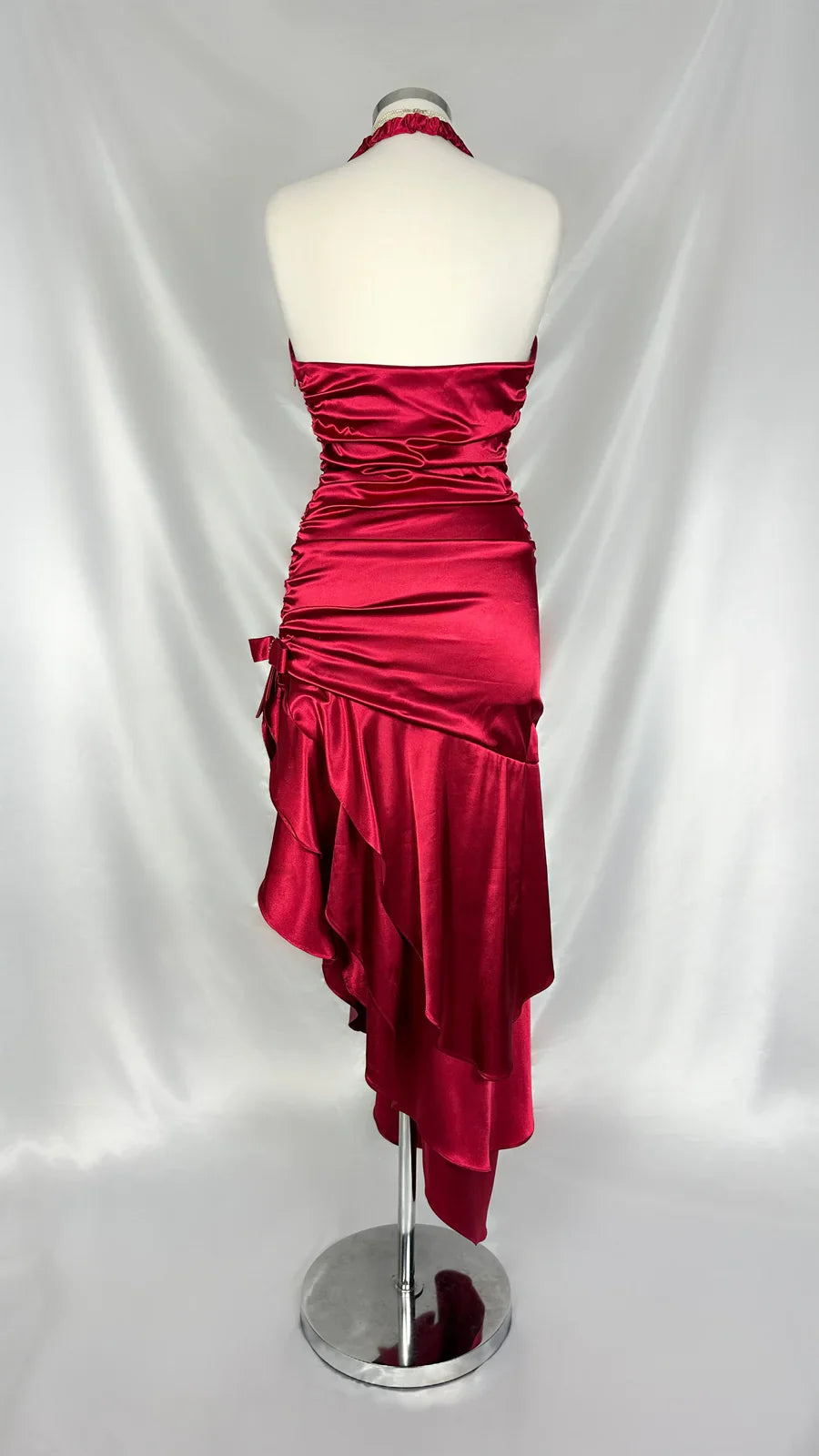 Elegante vestido de fiesta de sirena de satén con cuello halter rojo y dobladillo irregular TP2140