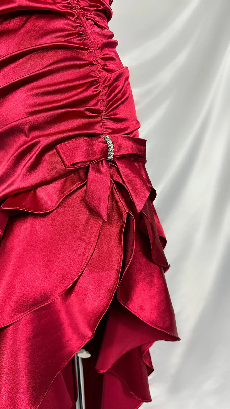 Elegante vestido de fiesta de sirena de satén con cuello halter rojo y dobladillo irregular TP2140