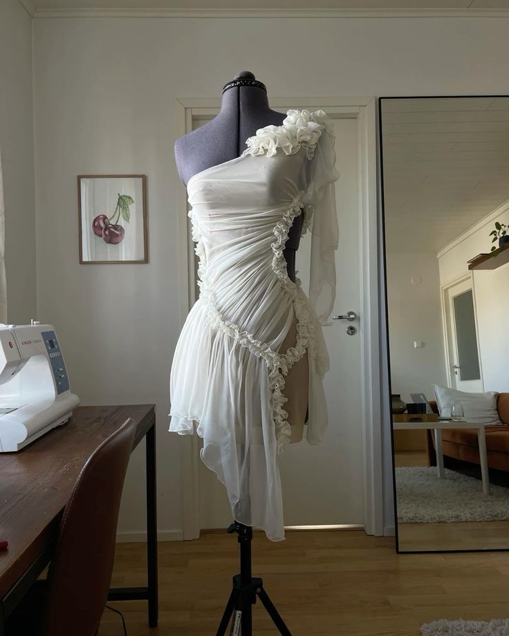 Vestido mini elegante blanco de fiesta con volantes, un hombro al descubierto y dobladillo irregular, TP2158