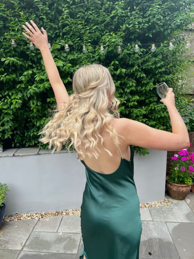 Elegante vestido de fiesta de satén verde con tirantes finos, espalda descubierta y largo hasta los tobillos, TP2297