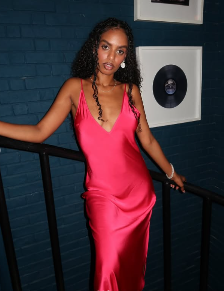 Vestido de noche rosa intenso con tirantes finos, escote bajo, satén, abertura hasta el suelo, TP2321