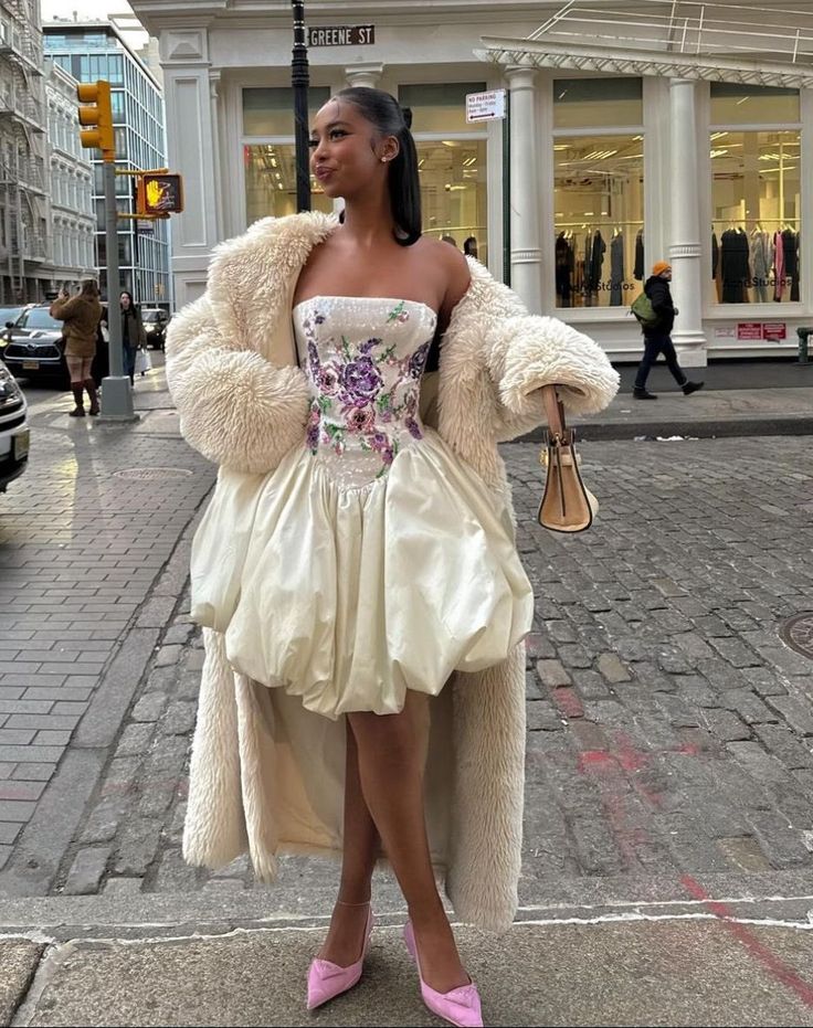 Vestido de fiesta corto elegante con tutú bordado, sin tirantes, color marfil, TP2357