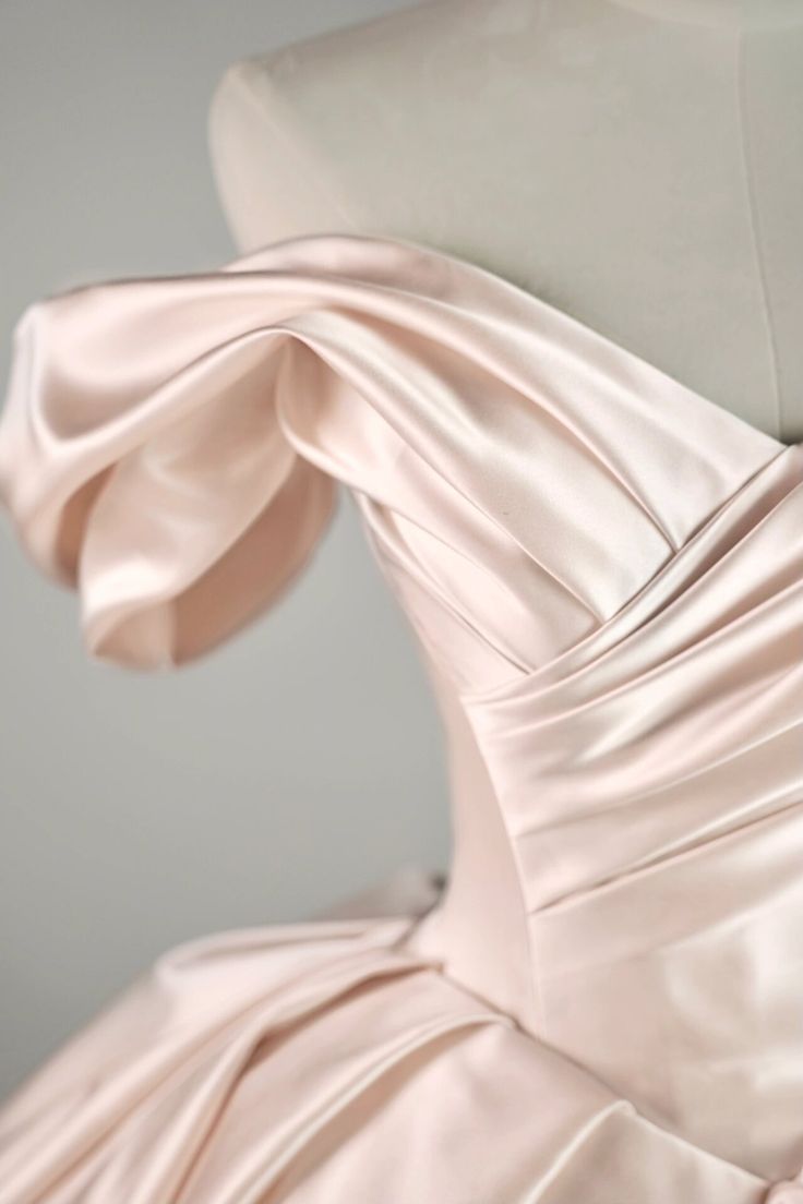 Elegante vestido de noche de satén rosa con corte A y hombros descubiertos, TP2404