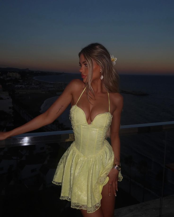 Vestido corto de fiesta con escote halter, encaje, sexy, amarillo claro, con hombros descubiertos, corte A, TP2579