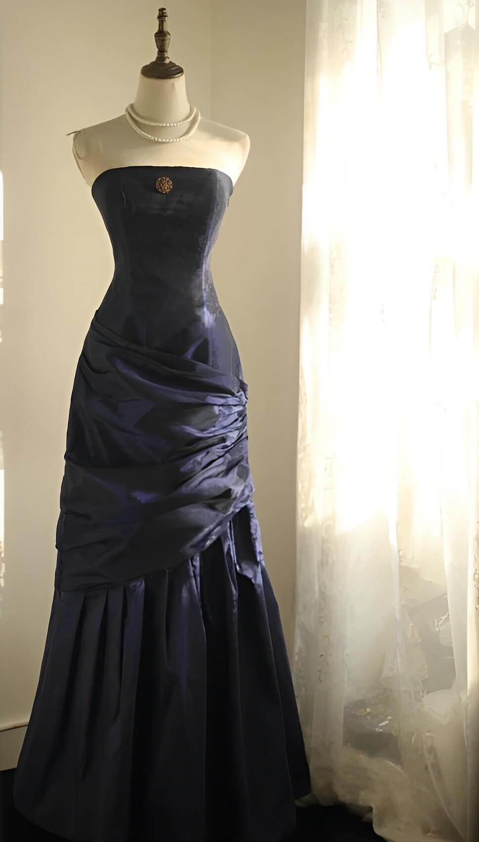 Vestido de noche largo vintage sin tirantes de tafetán para fiestas y eventos.