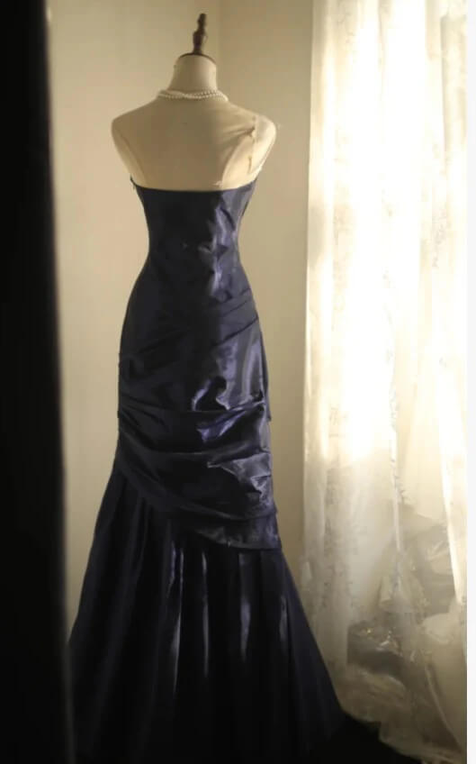 Vestido de noche largo vintage sin tirantes de tafetán para fiestas y eventos.