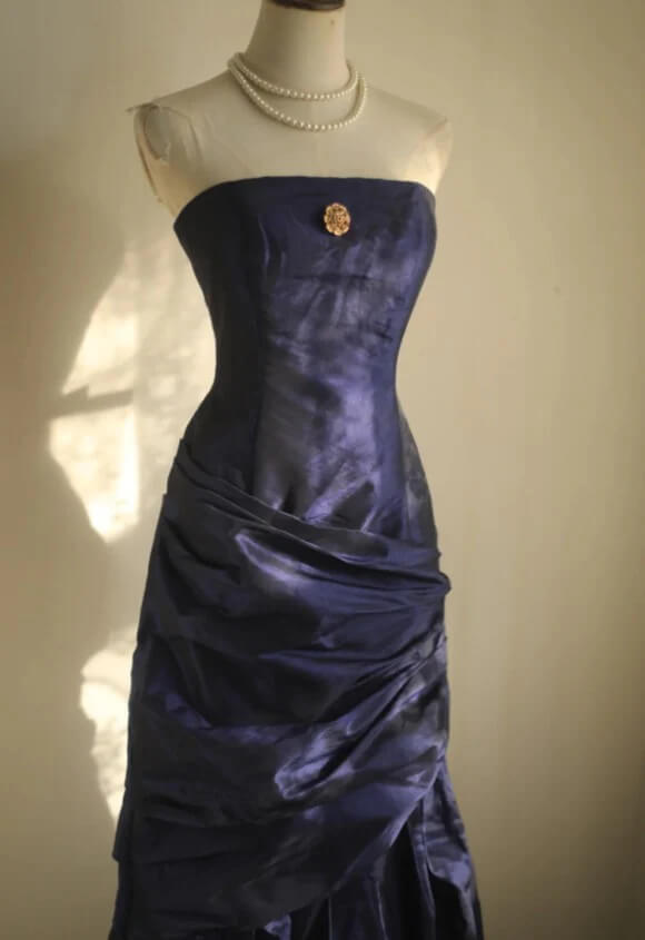 Vestido de noche largo vintage sin tirantes de tafetán para fiestas y eventos.